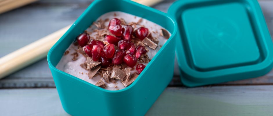 No-bake black currant cheesecake