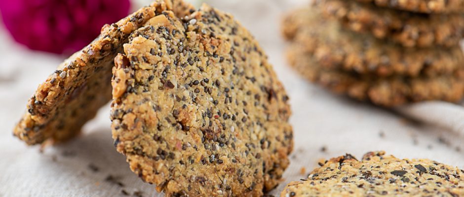 Lean Crackers with seeds and pine nuts