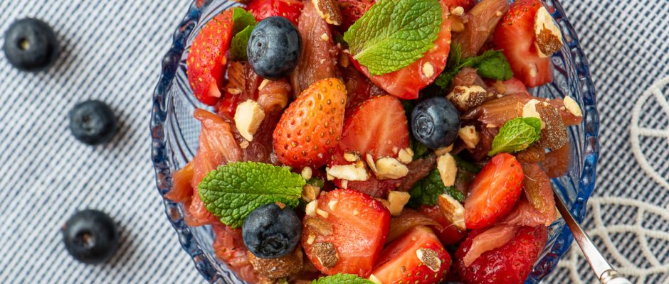 Салата с ревен, ягоди, мента и бадеми