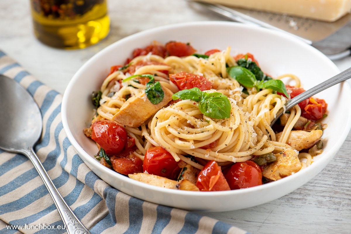 Spaghetti with cherry tomatoes and capers