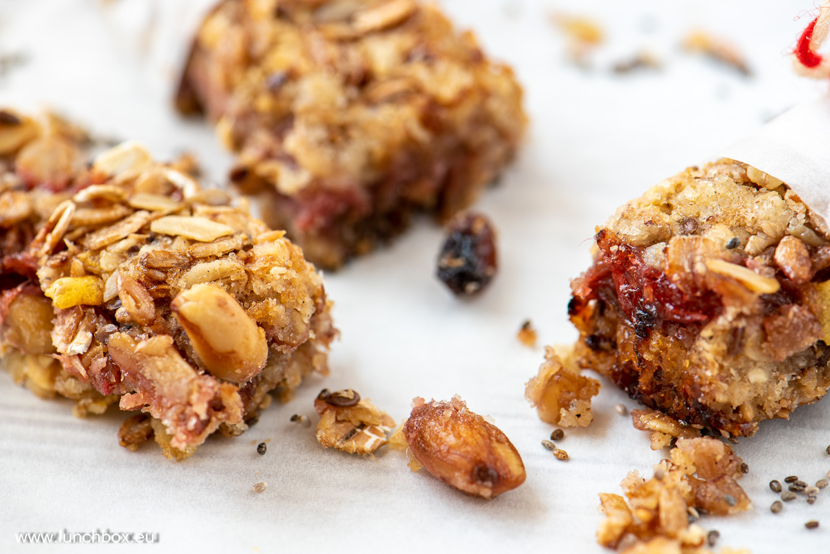 Strawberry and Rhubarb Granola Bars Гранола барчета с ягоди и ревен
