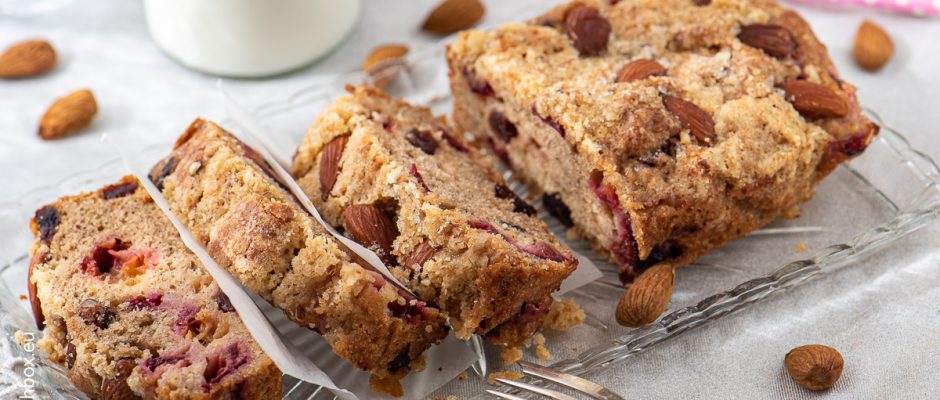 Crumble with prunes and cranberries