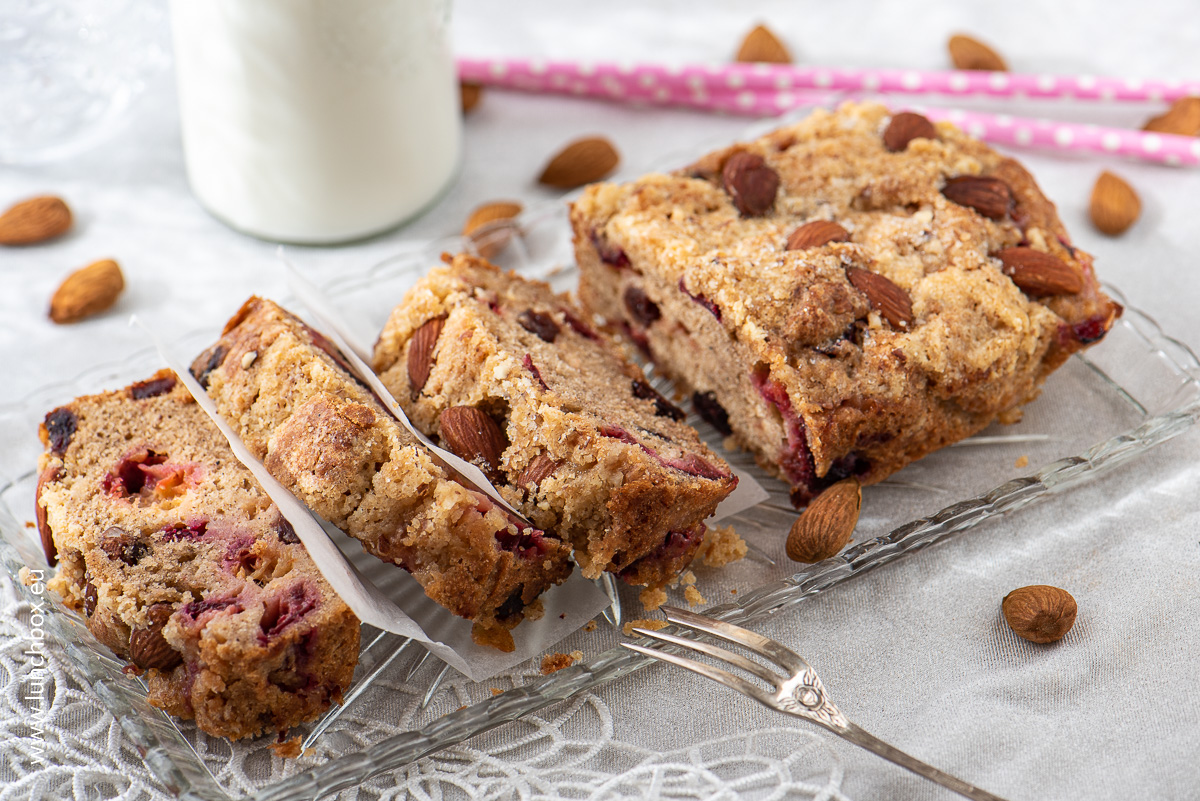 Crumble with prunes and cranberries