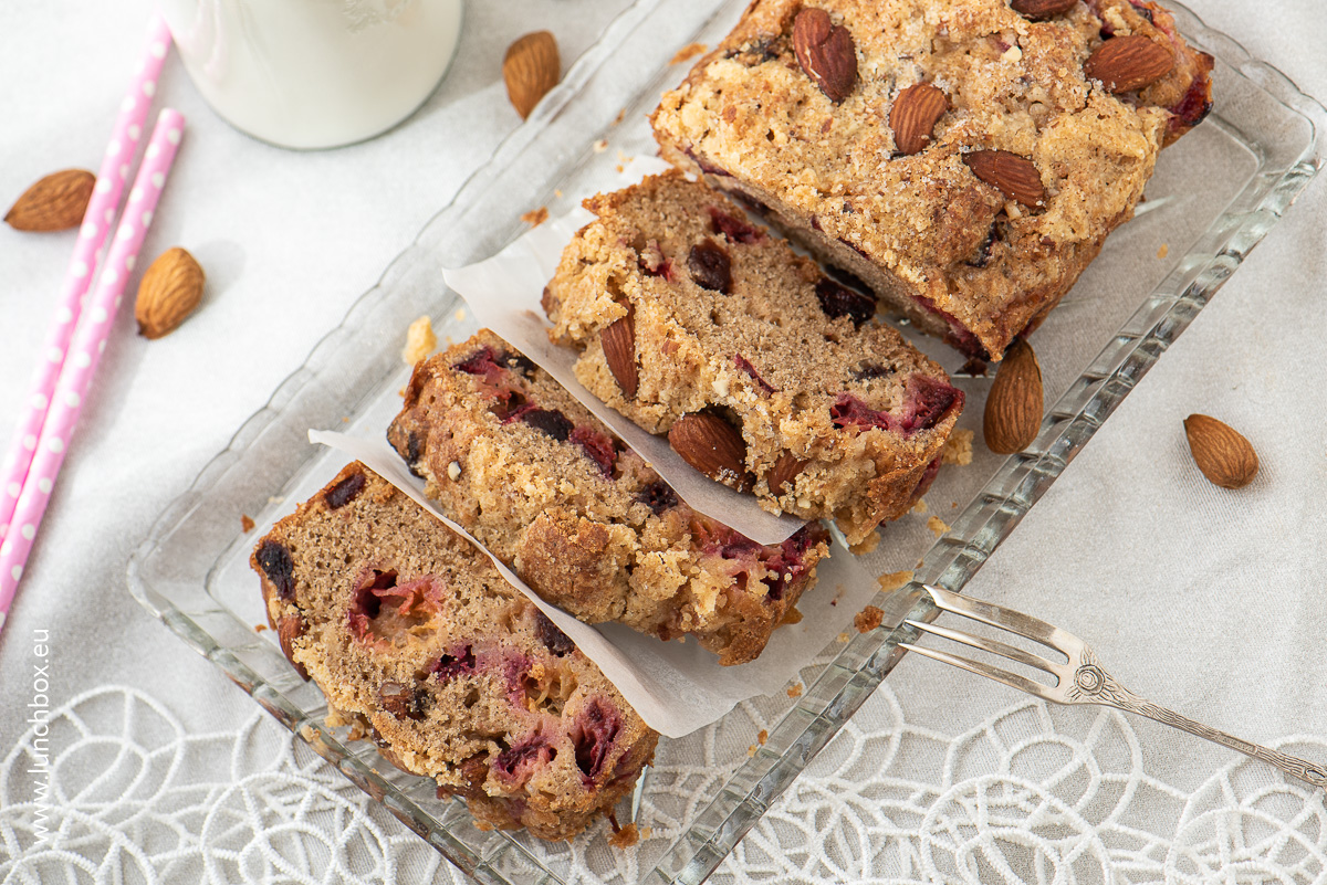 Crumble with prunes and cranberries Crumble with prunes and cranberries