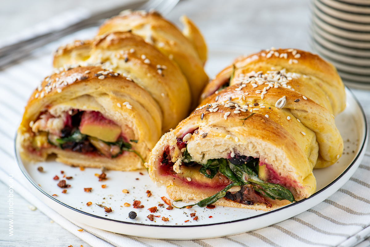 Beetroot hummus pizza pockets