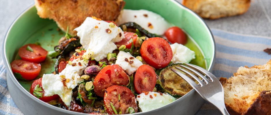 Салата Бурата с микс от топли и студени зеленчуци