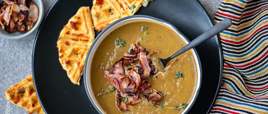 Lentil cream soup with peas