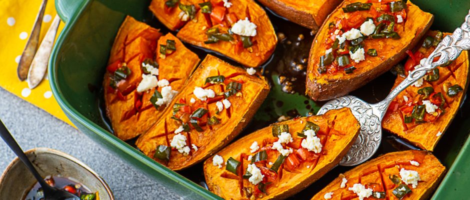 Печени сладки картофи с пикантен сос