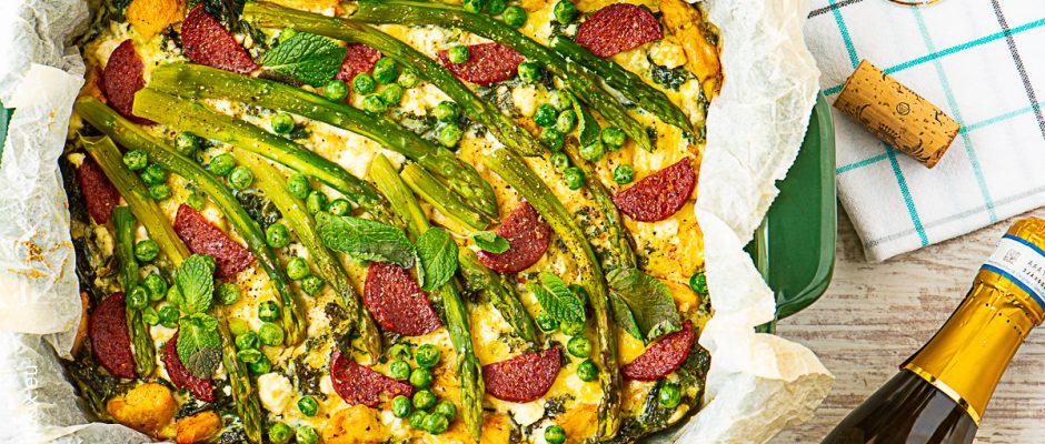 Фритата с кейл, пиле и аспержи