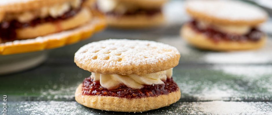 Сандвич бисквитки с маслен крем