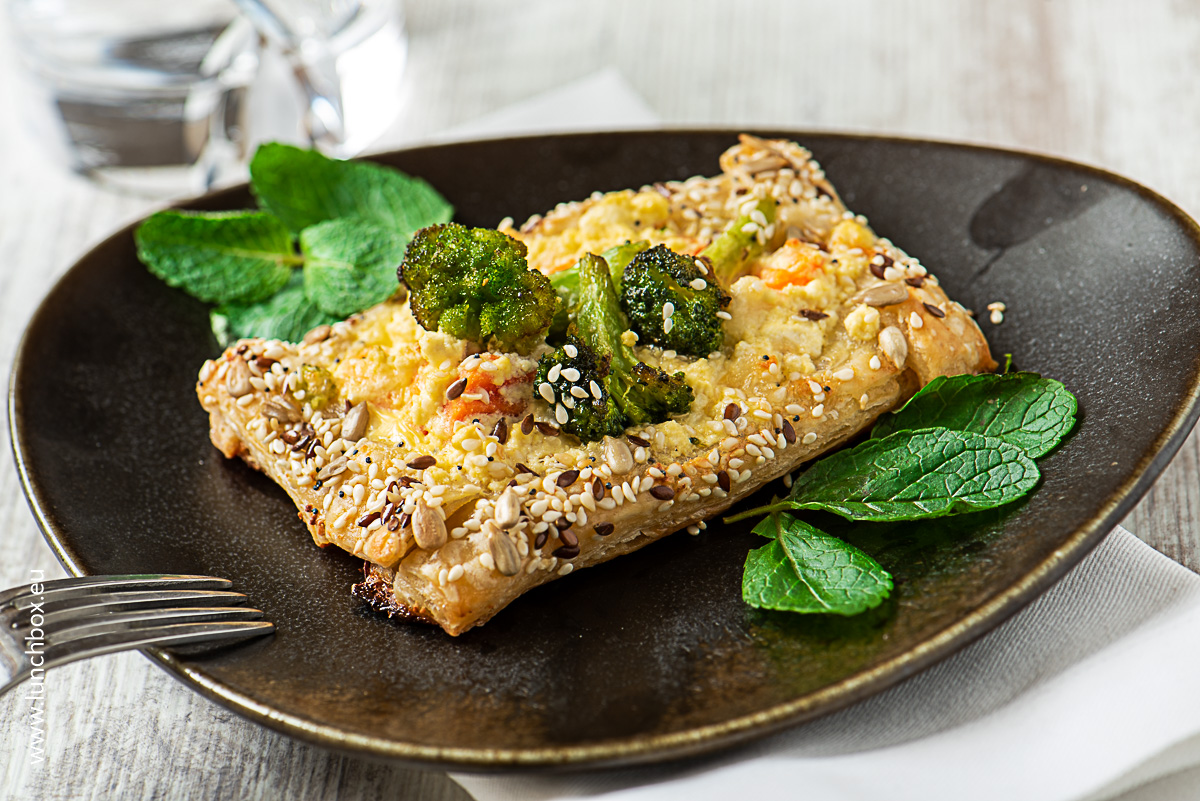 Mini tarts with broccoli and carrots