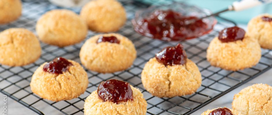 кокосови курабийки със сладко от ягоди