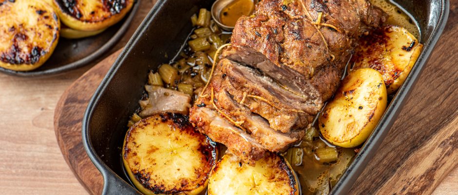 Печено свинско месо с ябълки