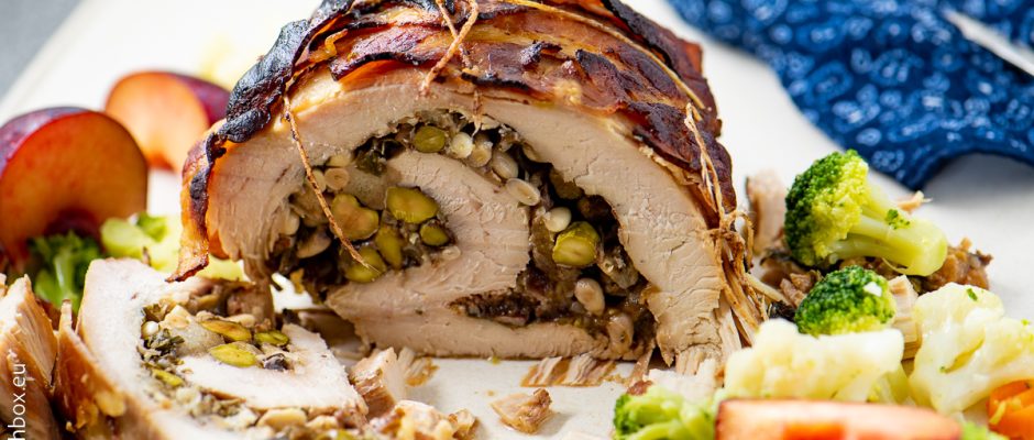 Печено пуешко със сливи, круши и кедрови ядки