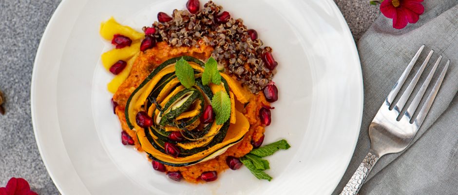 Топла салата с тиквичка и тиква