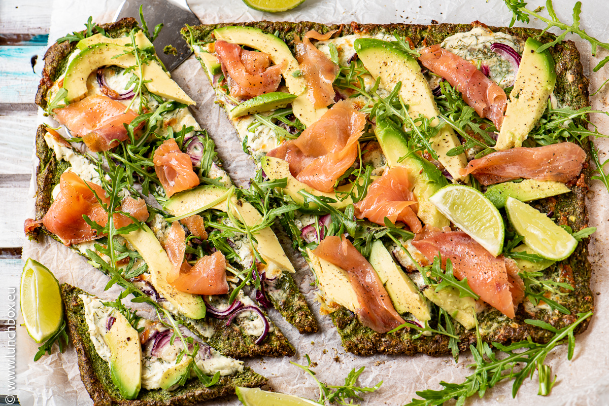 Low-carb Kale pizza with smoked salmon Low-carb Kale pizza with smoked salmon