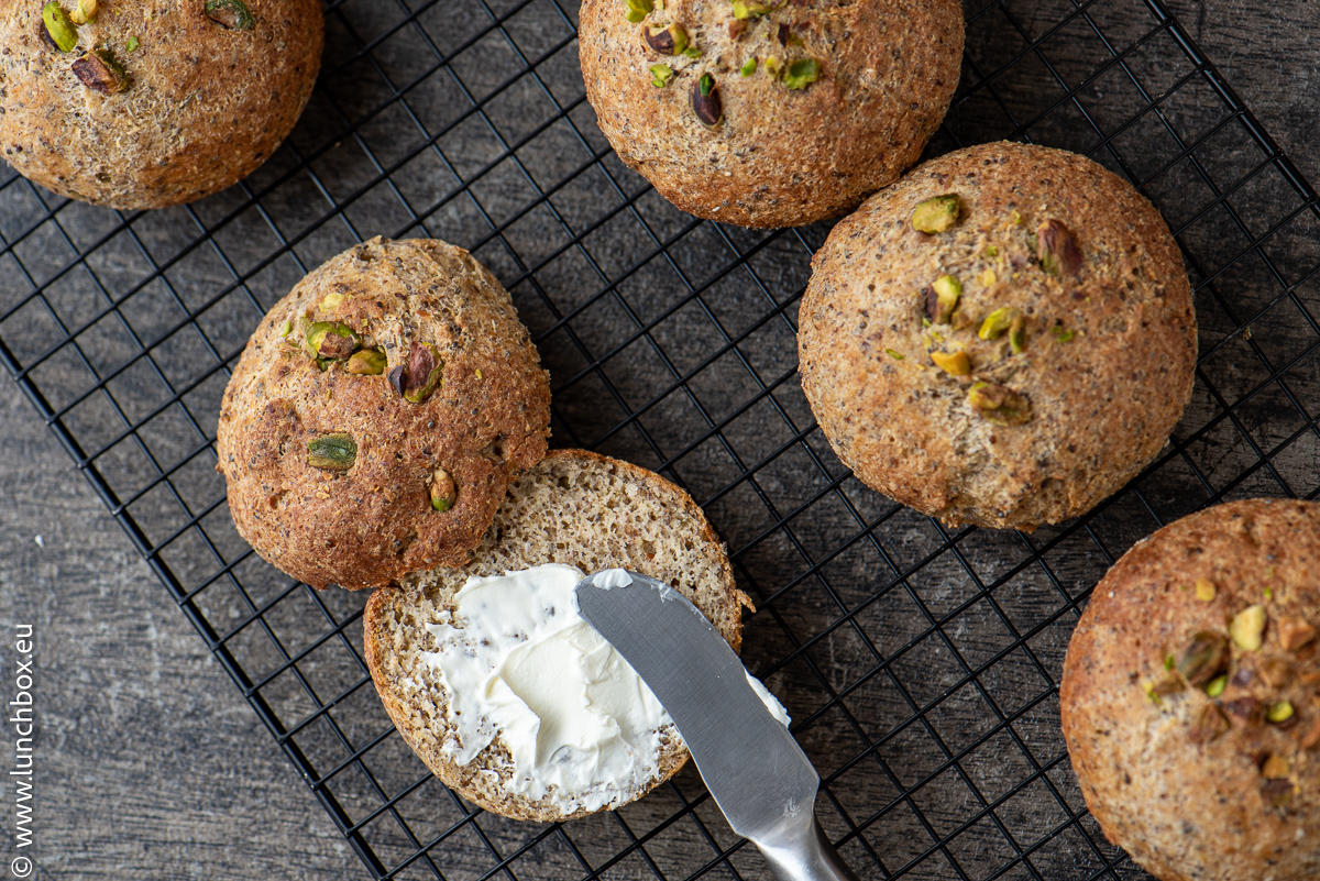 Low carb and gluten free bread rolls