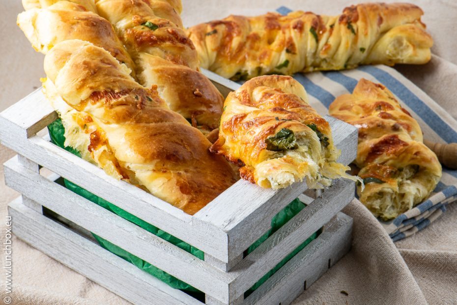 Усукани кифлички с Чедър