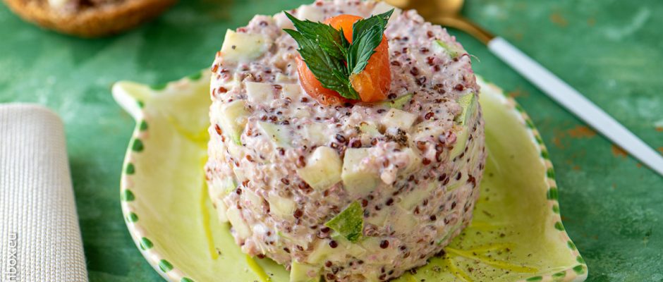 Salad with quinoa, zucchini and raspberries