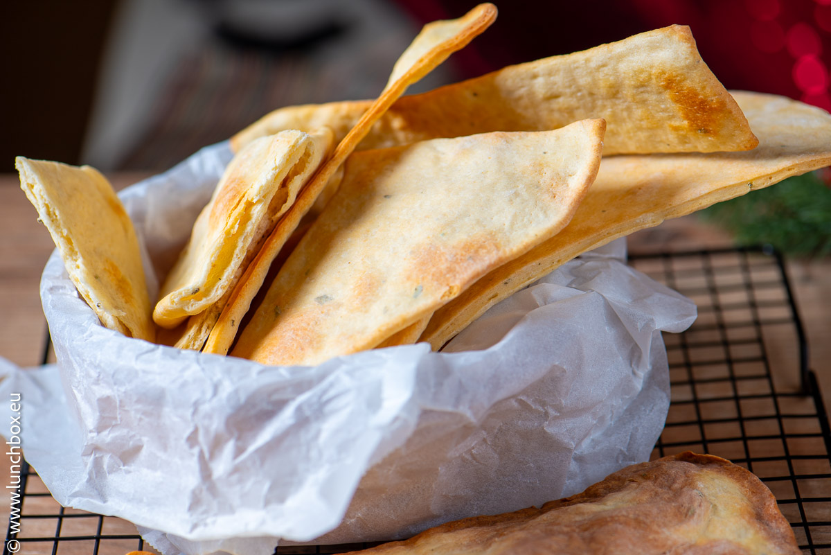 Sage crispy bread