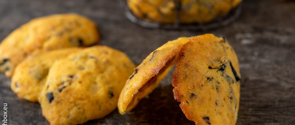 Crackers with corn semolina, olives and ricotta
