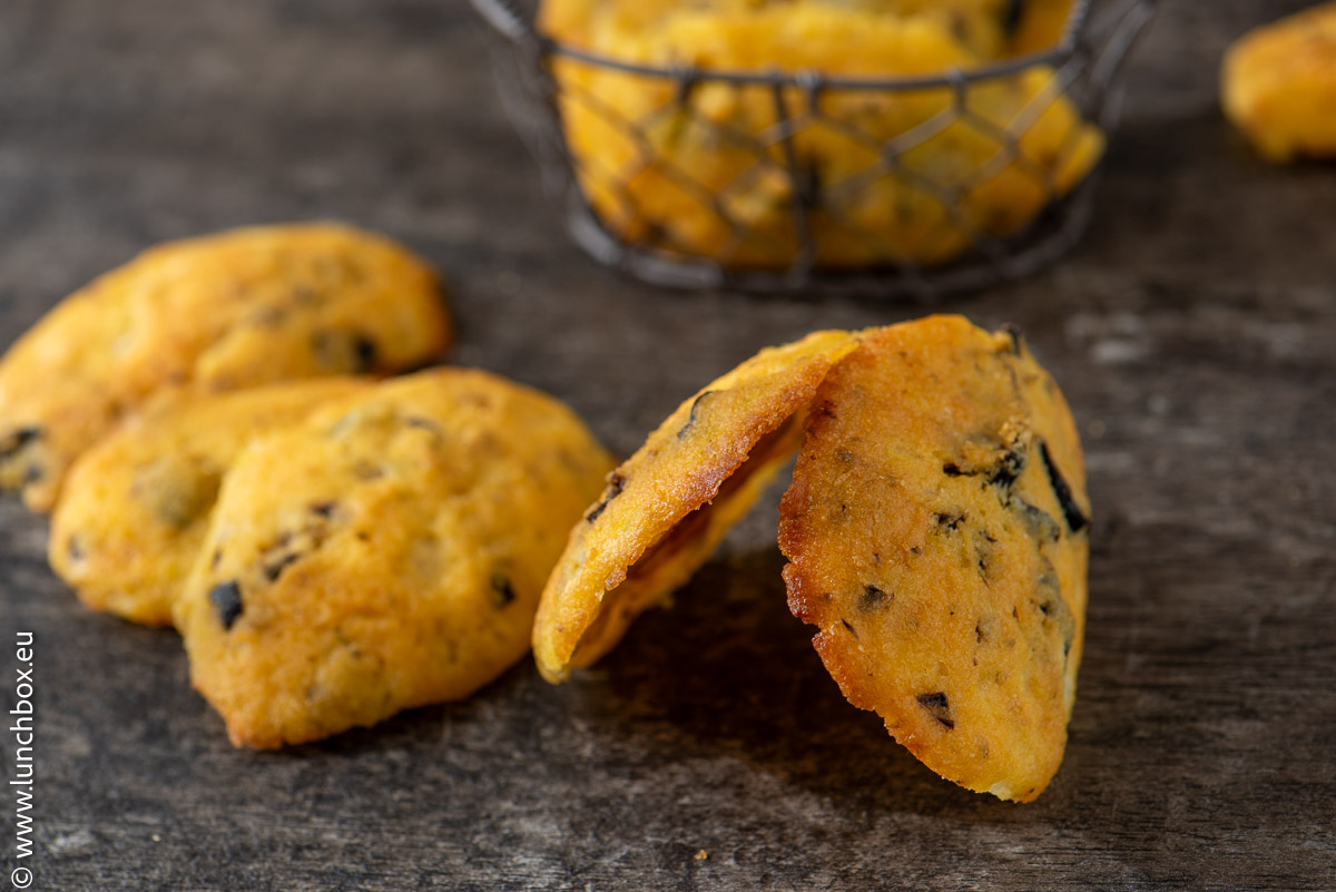 Crackers with corn semolina, olives and ricotta